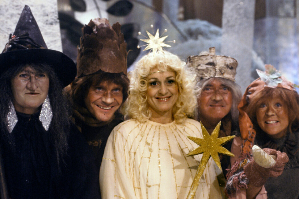 Karaktärerna häxan Mara, Kotte, fen Dorabella, Gorm och Tova från julkalendern 'Trolltider'.