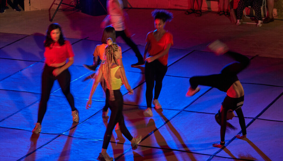 En grupp som dansar på scen.