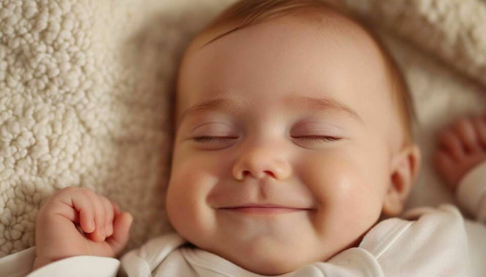Varför ler bebisar i sömnen egentligen?